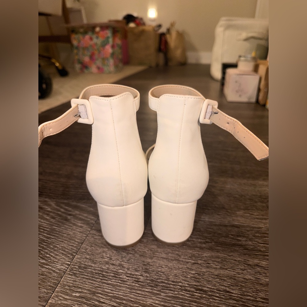 Ankle-Strap Pointed Toe Pumps in white - - Picture 2 of 3